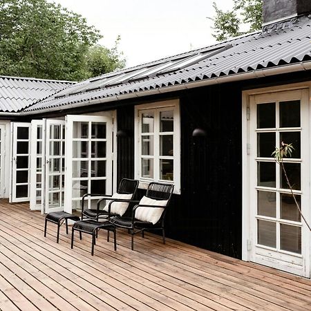 Smukt Lysindfald Og Fred Taet Ved Vandet Vejby Esterno foto